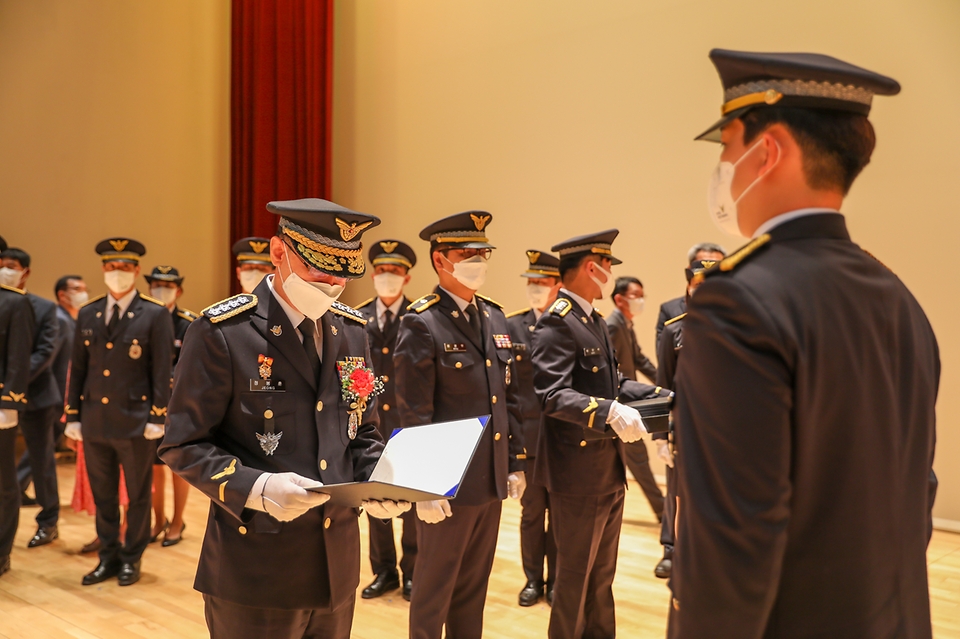 정봉훈 해양경찰청장이 4일 전남 여수시 해양경찰교육원에서 열린 제70기 해양경찰 간부후보생 졸업식에서 졸업생에게 임명장을 수여하고 있다.