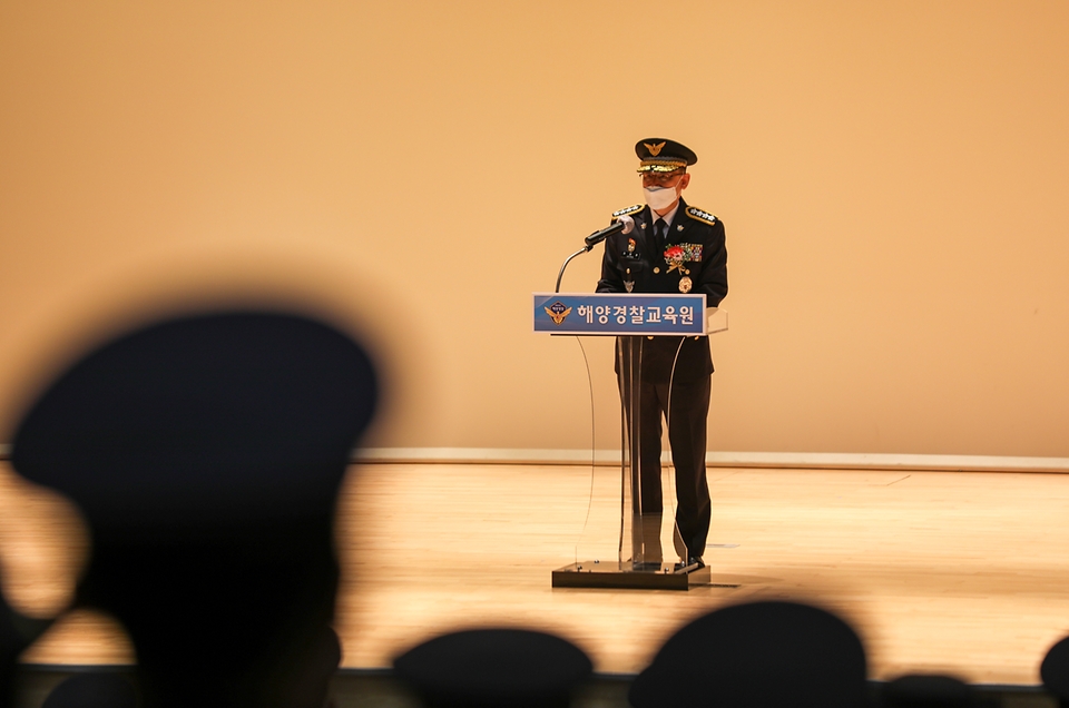 정봉훈 해양경찰청장이 4일 전남 여수시 해양경찰교육원에서 열린 제70기 해양경찰 간부후보생 졸업식에서 기념사를 하고 있다.