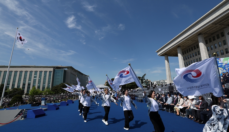 10일 서울 여의도 국회의사당 앞 잔디마당에서 열린 윤석열 제20대 대통령 취임식에 앞서 축하 공연이 진행되고 있다.