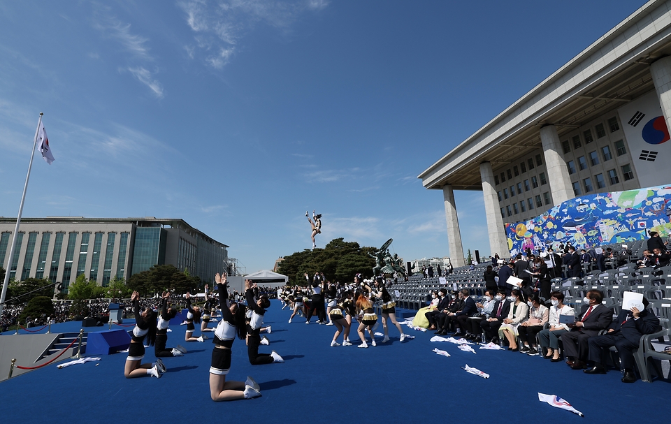 10일 서울 여의도 국회의사당 앞 잔디마당에서 열린 윤석열 제20대 대통령 취임식에 앞서 축하 공연이 진행되고 있다.