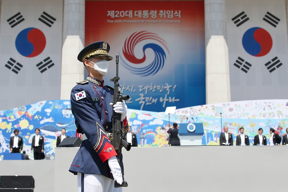 제20대 대통령 취임식을 하루 앞둔 9일 국회 본관 앞 잔디광장에서 국방부 군악대, 의장대가 예행연습을 하고 있다.