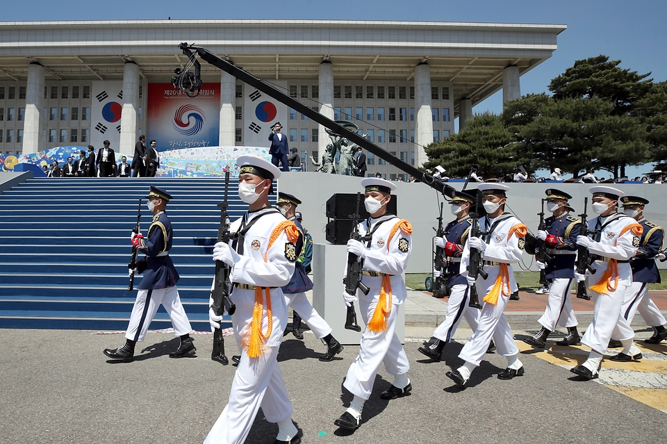 제20대 대통령 취임식을 하루 앞둔 9일 국회 본관 앞 잔디광장에서 국방부 군악대, 의장대가 예행연습을 하고 있다.