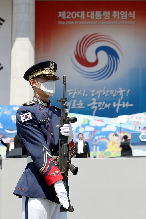 제20대 대통령 취임식을 하루 앞둔 9일 국회 본관 앞 잔디광장에서 국방부 군악대, 의장대가 예행연습을 하고 있다.