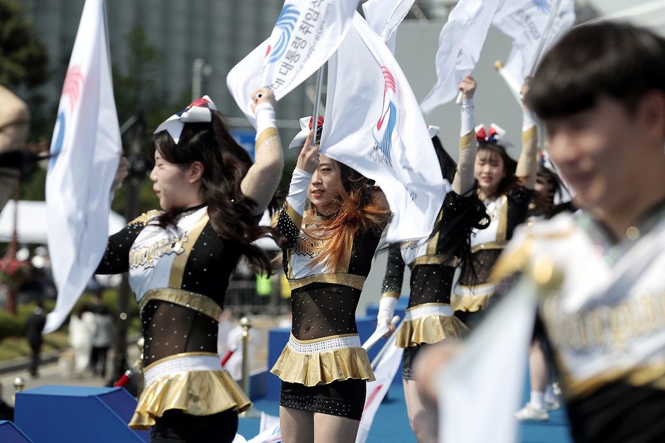 10일 서울 여의도 국회의사당 앞 잔디마당에서 열린 윤석열 제20대 대통령 취임식에 앞서 축하 공연이 진행되고 있다.