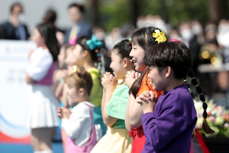 10일 서울 여의도 국회의사당 앞 잔디마당에서 열린 윤석열 제20대 대통령 취임식에 앞서 축하 공연이 진행되고 있다.