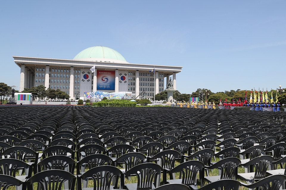 제20대 대통령 취임식을 하루 앞둔 9일 국회 본관 앞에 내빈들을 위한 의자가 마련돼 있다. 