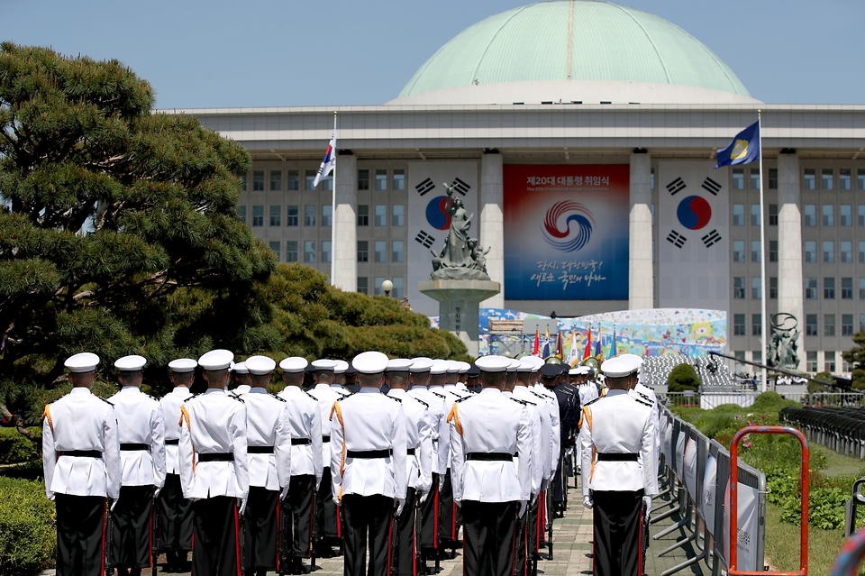 제20대 대통령 취임식을 하루 앞둔 9일 국회 본관 앞 잔디광장에서 국방부 군악대, 의장대가 예행연습을 하고 있다.