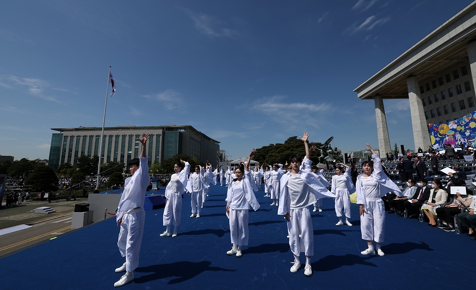 10일 서울 여의도 국회의사당 앞 잔디마당에서 열린 윤석열 제20대 대통령 취임식에 앞서 축하 공연이 진행되고 있다.