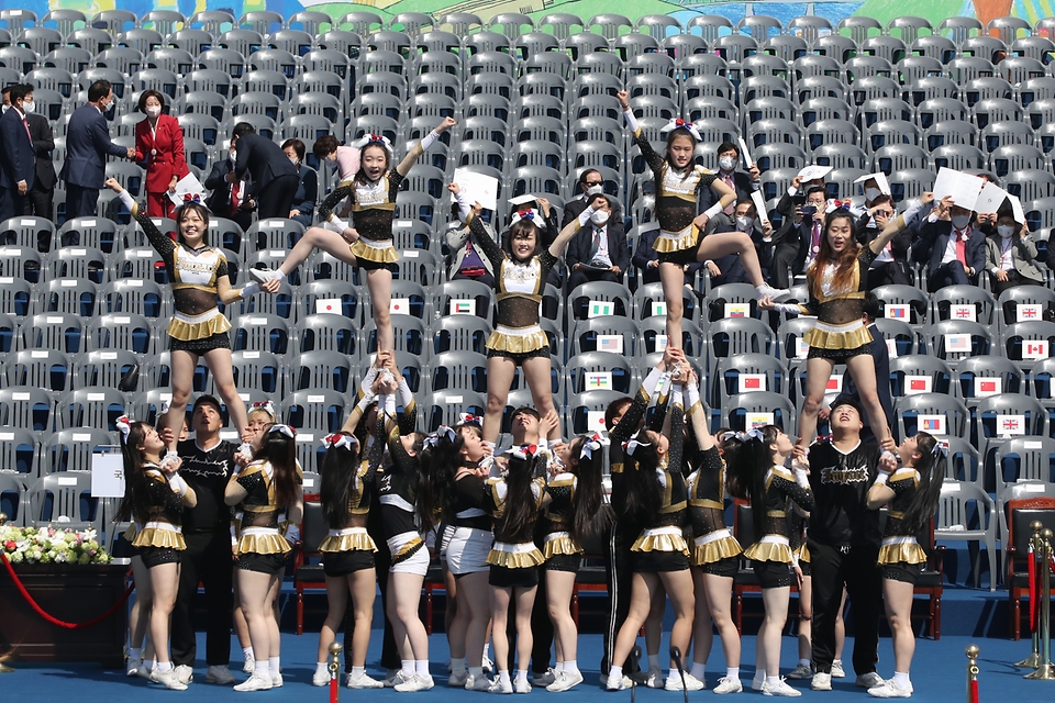 10일 서울 여의도 국회의사당 앞 잔디마당에서 열린 윤석열 제20대 대통령 취임식에 앞서 축하 공연이 진행되고 있다.