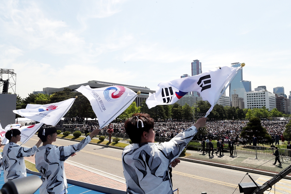 10일 서울 여의도 국회의사당 앞 잔디마당에서 열린 윤석열 제20대 대통령 취임식에 앞서 축하 공연이 진행되고 있다.