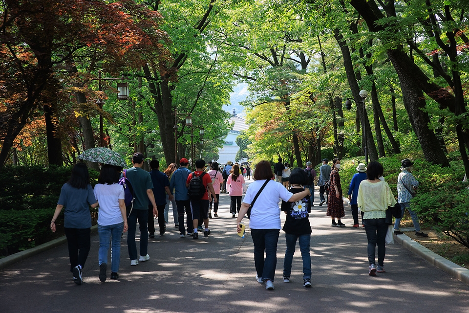 <p>12일 서울 종로구 청와대에서 열린 ‘청와대, 국민품으로’ 개방행사에 참석한 시민들이 시설을 둘러보고 있다.</p>