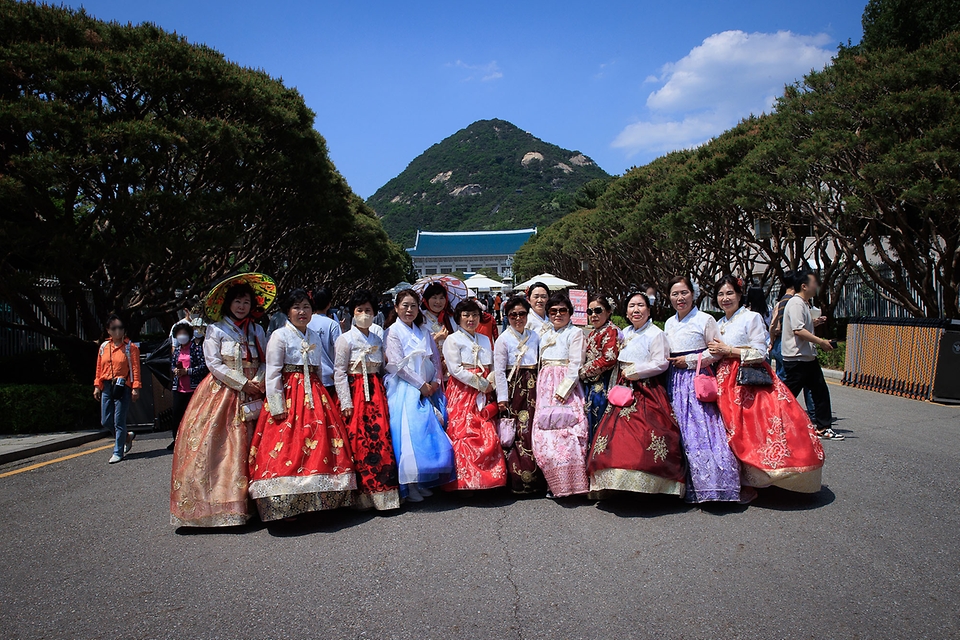 <p>12일 서울 종로구 청와대에서 열린 ‘청와대, 국민품으로’ 개방행사에 참석한 시민들이 시설을 둘러보고 있다.</p>