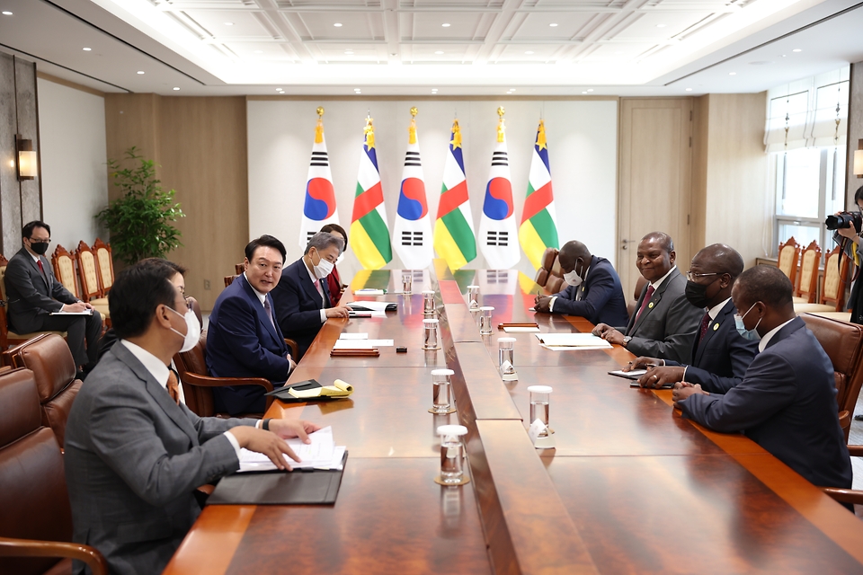 윤석열 대통령이 11일 서울 용산구 대통령실 접견실에서 포스탱 아르샹제 투아데레 중앙아프리카공화국 대통령과 정상 환담을 하고 있다.