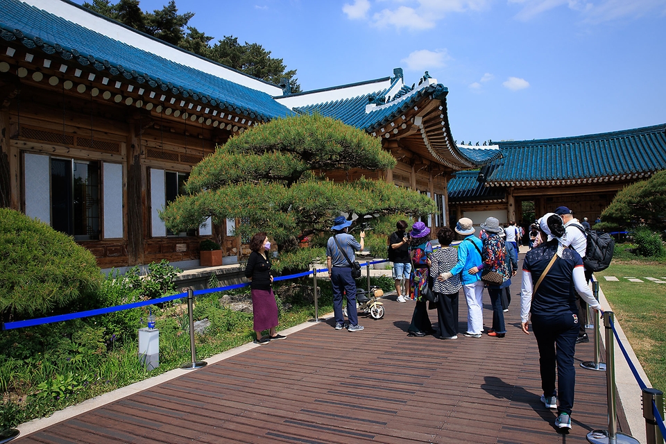 <p>12일 서울 종로구 청와대에서 열린 ‘청와대, 국민품으로’ 개방행사에 참석한 시민들이 시설을 둘러보고 있다.</p>
대통령 관저