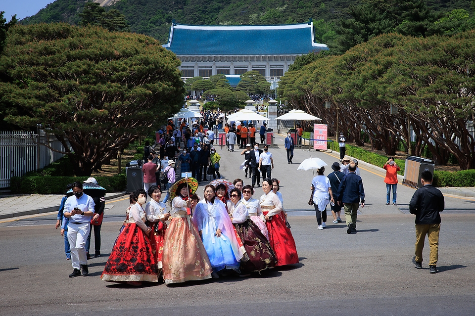 12일 서울 종로구 청와대에서 열린 ‘청와대, 국민품으로’ 개방행사에 참석한 시민들이 시설을 둘러보고 있다. 청와대 본관과 정문