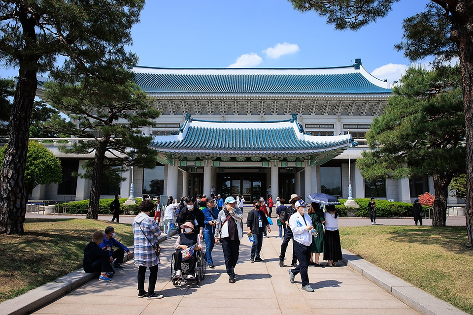 <p>12일 서울 종로구 청와대에서 열린 ‘청와대, 국민품으로’ 개방행사에 참석한 시민들이 시설을 둘러보고 있다.</p>
청와대 본관