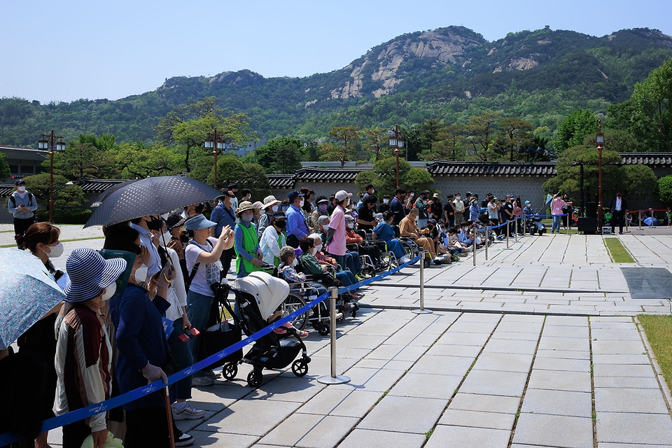<p>12일 서울 종로구 청와대에서 열린 ‘청와대, 국민품으로’ 개방행사에 참석한 시민들이 시설을 둘러보고 있다.</p>