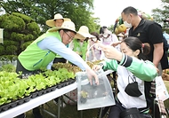 김인중 농림축산식품부 차관, ‘국회 생생텃밭’ 개장식 행사 참석 사진 1