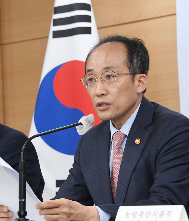 추경호 부총리 겸 기획재정부 장관이 12일 서울 종로구 정부서울청사에서 열린 ‘2차  추가경정예산안’ 관계부처 합동브리핑에서 발표문을 낭독하고 있다.