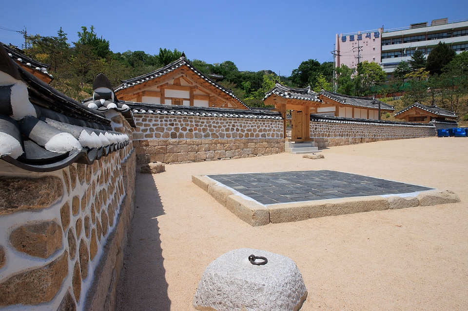 <p>문화재청 궁능유적본부는 국가 최고 제례시설이었으나 일제강점기에 훼손된 서울 사직동 사직단 전사청(典祀廳) 권역의 복원 공사와 재현전시 작업을 7년 만에 끝내고 10일부터 공개했다.</p>
<p>사직단은 토지와 곡식의 신 앞에 의례를 지내는 제단이며 복원된 전사청은 사직단 서쪽에 있던 제례 준비 시설이다. 일제강점기인 1911년 사직제례가 폐지된 후 1920년대부터 일제가 공원을 조성하자 사직단의 다른 옛 건물들과 함께 철거됐었다.</p>