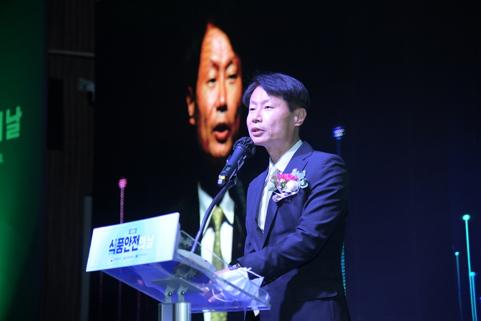 김강립 식약처장이 13일 서울 서초구 aT센터에서 열린 ‘제21회 식품안전의 날’ 기념식에서 기념사를 하고 있다.
