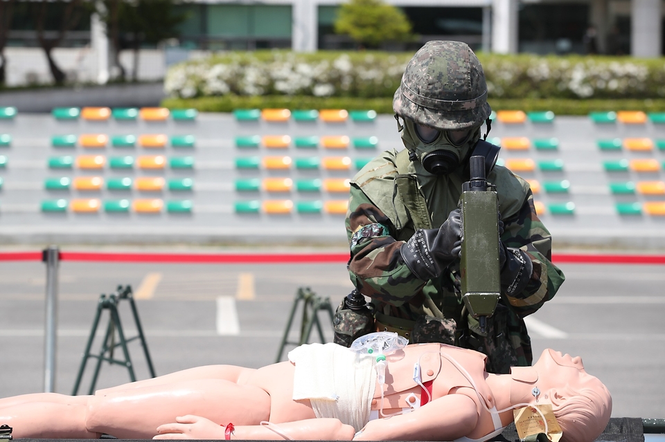 11일 강원 춘천시 국군춘천병원에서 전개된 한미연합 의무지원 야외기동훈련에서 국군춘천병원 장병이 가상의 환자(인체모형)를 제독한 뒤 화학작용제 탐지장비로 추가 제독 여부를 확인하고 있다.(사진=국방일보)