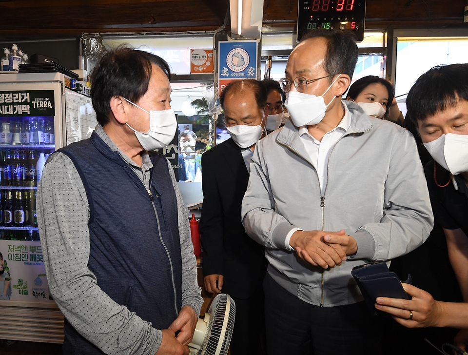 추경호 부총리 겸 기획재정부 장관이 16일 소상공인 현장방문으로 서울 종로구 세종마을 음식문화거리를 찾아 상인들과 대화를 나누며 애로사항을 청취하고 있다.