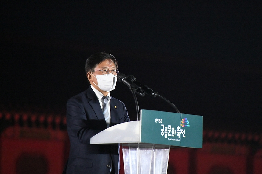 김현모 문화재청장이 10일 경복궁 흥례문 광장에서 열린 ‘2022 봄 궁중문화축전’ 개막제에서 개막 축하 발언을 하고 있다.