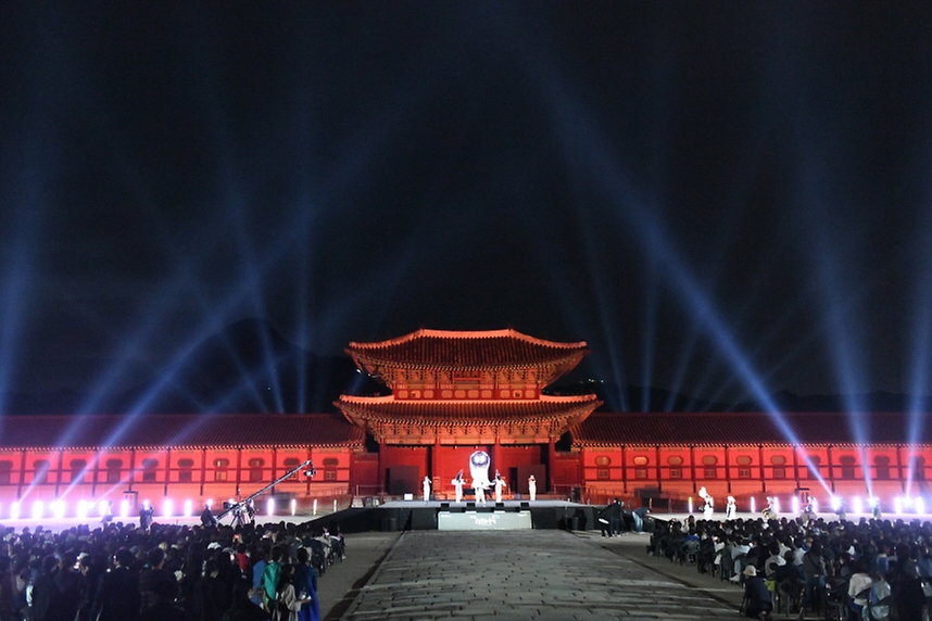 10일 경복궁 흥례문 광장에서 열린 ‘2022 봄 궁중문화축전’ 개막제에서 구나행의 벽사의식을 주제로 한 공식 행사가 열리고 있다.