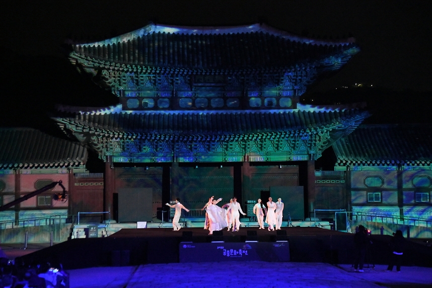 10일 경복궁 흥례문 광장에서 ‘2022 봄 궁중문화축전’ 개막제가 진행되고 있다.