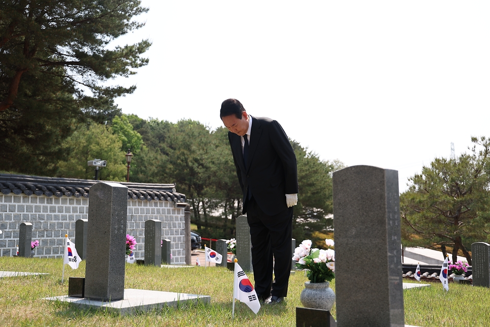 윤석열 대통령이 18일 광주 북구 운정동 국립5·18민주묘지에서 열린 제42주년 5·18민주화운동 기념식을 마친 뒤 행방불명자 묘역을 찾아 참배하고 있다.