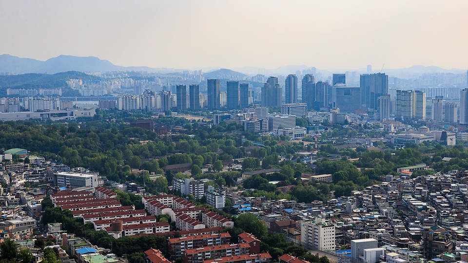 <p>윤석열 대통령과 조 바이든 미국 대통령은 오는 21일 서울 용산 대통령실 청사에서 한미 정상회담을 가질 예정이다. 사진은 대통령실 청사와 용산공원, 미군 잔류부지를 남산타워에서 바라본 모습.</p>