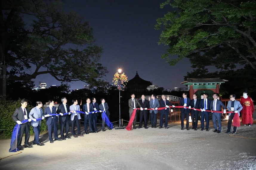 17일 서울 종로구 경복궁에서 ‘문화재청-전기협회 업무협약식’에 이어 ‘대한민국 최초 전기발상지 점등행사’가 진행되고 있다.