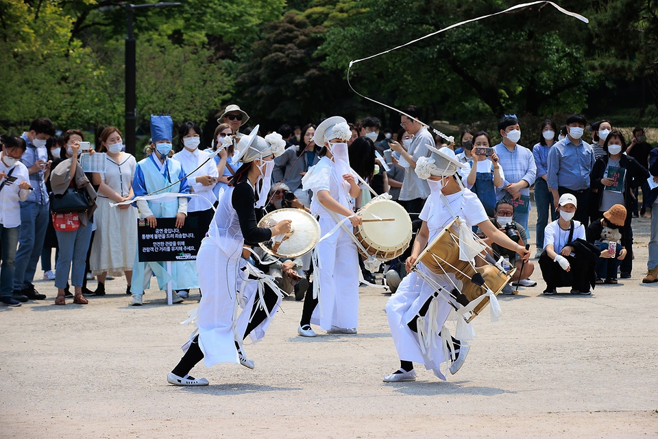 <p>20일 오후 서울 종로구 광화문 골목에서 2022 궁중문화축전의 일환으로 문화재청 궁능유적본부와 한국문화재재단 관계자들이 벽사 의식(귀신을 물리치는 의식)과 일상 회복의 바람을 전하는 ‘구나행(驅儺行)-흑호 납시오!’ 퍼레이드를 진행하고 있다.</p>