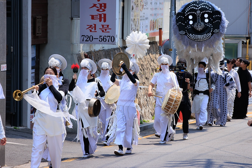 <p>20일 오후 서울 종로구 광화문 골목에서 2022 궁중문화축전의 일환으로 문화재청 궁능유적본부와 한국문화재재단 관계자들이 벽사 의식(귀신을 물리치는 의식)과 일상 회복의 바람을 전하는 ‘구나행(驅儺行)-흑호 납시오!’ 퍼레이드를 진행하고 있다.</p>