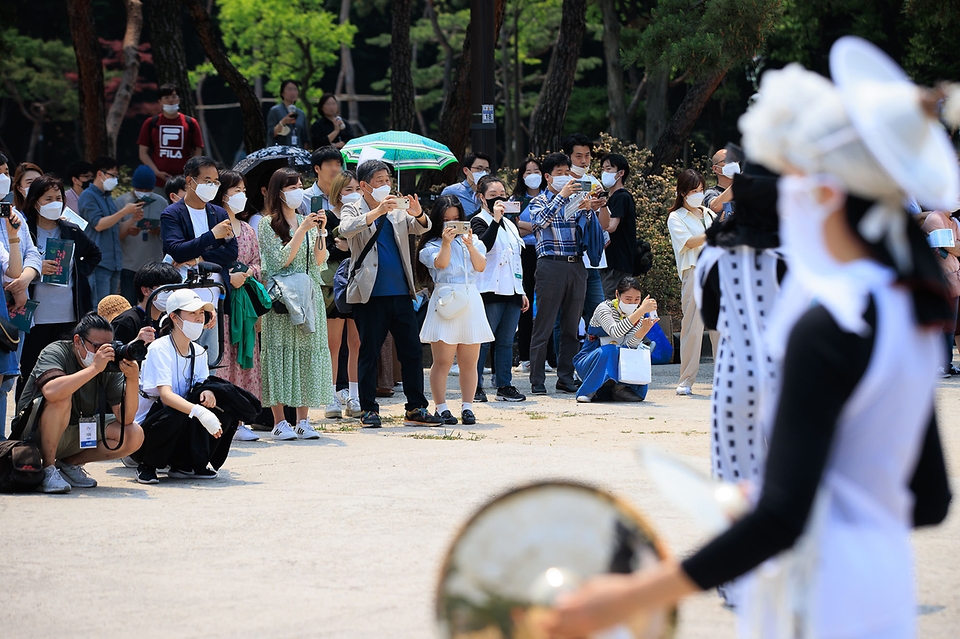 <p>20일 오후 서울 종로구 광화문 골목에서 2022 궁중문화축전의 일환으로 문화재청 궁능유적본부와 한국문화재재단 관계자들이 벽사 의식(귀신을 물리치는 의식)과 일상 회복의 바람을 전하는 ‘구나행(驅儺行)-흑호 납시오!’ 퍼레이드를 진행하고 있다.</p>