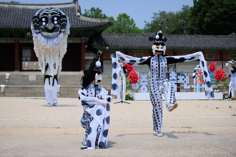 <p>20일 오후 서울 종로구 광화문 골목에서 2022 궁중문화축전의 일환으로 문화재청 궁능유적본부와 한국문화재재단 관계자들이 벽사 의식(귀신을 물리치는 의식)과 일상 회복의 바람을 전하는 ‘구나행(驅儺行)-흑호 납시오!’ 퍼레이드를 진행하고 있다.</p>