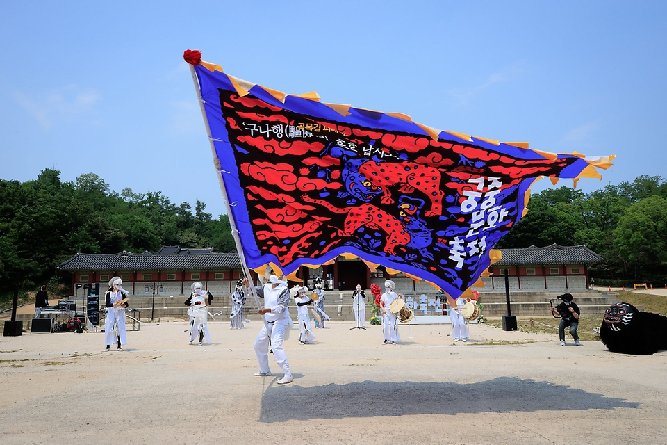 <p>20일 오후 서울 종로구 광화문 골목에서 2022 궁중문화축전의 일환으로 문화재청 궁능유적본부와 한국문화재재단 관계자들이 벽사 의식(귀신을 물리치는 의식)과 일상 회복의 바람을 전하는 ‘구나행(驅儺行)-흑호 납시오!’ 퍼레이드를 진행하고 있다.</p>