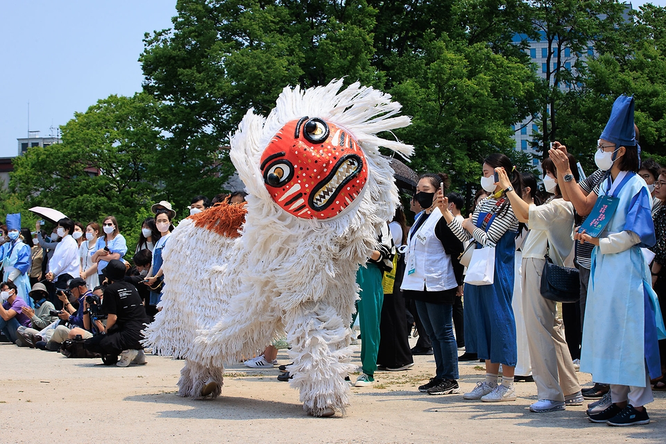 <p>20일 오후 서울 종로구 광화문 골목에서 2022 궁중문화축전의 일환으로 문화재청 궁능유적본부와 한국문화재재단 관계자들이 벽사 의식(귀신을 물리치는 의식)과 일상 회복의 바람을 전하는 ‘구나행(驅儺行)-흑호 납시오!’ 퍼레이드를 진행하고 있다.</p>