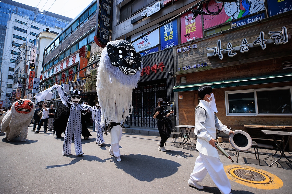 <p>20일 오후 서울 종로구 광화문 골목에서 2022 궁중문화축전의 일환으로 문화재청 궁능유적본부와 한국문화재재단 관계자들이 벽사 의식(귀신을 물리치는 의식)과 일상 회복의 바람을 전하는 ‘구나행(驅儺行)-흑호 납시오!’ 퍼레이드를 진행하고 있다.</p>