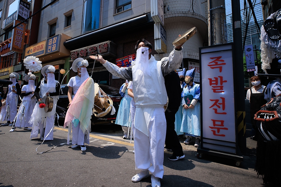 <p>20일 오후 서울 종로구 광화문 골목에서 2022 궁중문화축전의 일환으로 문화재청 궁능유적본부와 한국문화재재단 관계자들이 벽사 의식(귀신을 물리치는 의식)과 일상 회복의 바람을 전하는 ‘구나행(驅儺行)-흑호 납시오!’ 퍼레이드를 진행하고 있다.</p>