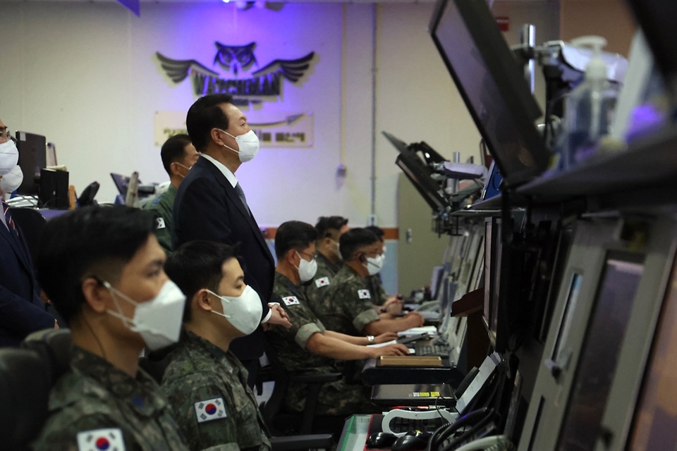 윤석열 대통령이 22일 경기 평택시 오산 공군기지의 항공우주작전본부(KAOC) 내 중앙방공통제소(MCRC)를 방문해 브리핑을 받고 있다.