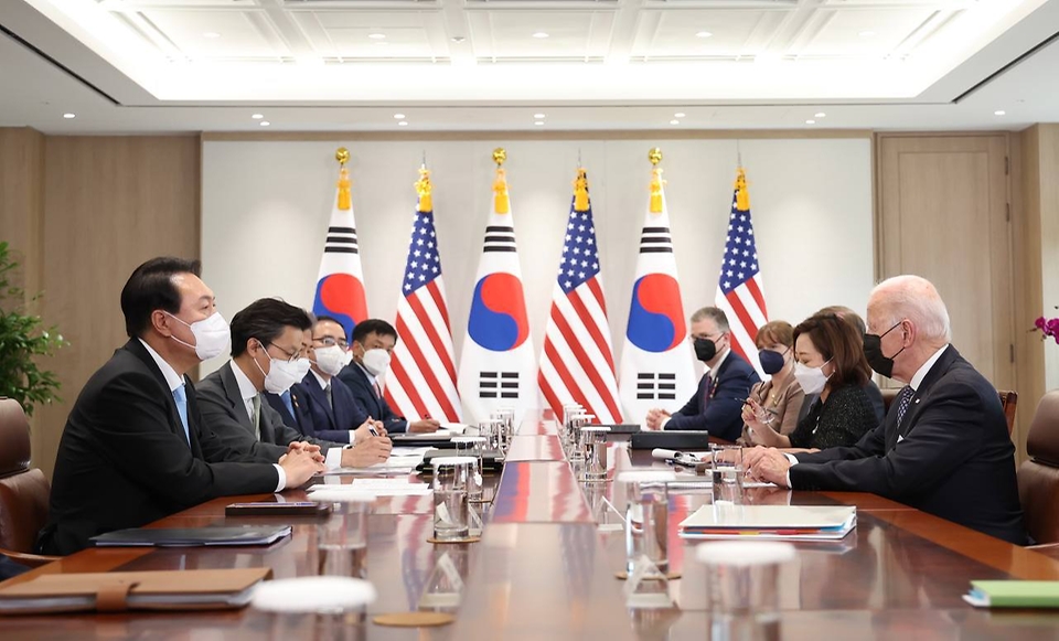 윤석열 대통령과 조 바이든 미국 대통령이 21일 서울 용산구 대통령실 청사에서 확대 정상회담을 하고 있다.