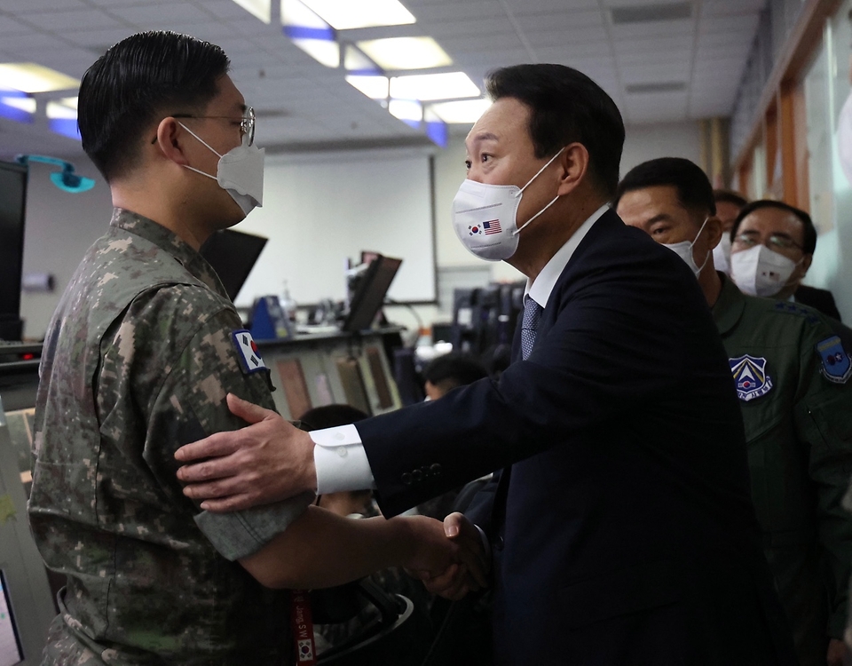 윤석열 대통령이 22일 경기 평택시 오산 공군기지의 항공우주작전본부(KAOC) 내 중앙방공통제소(MCRC)를 방문해 장병을 격려하고 있다.