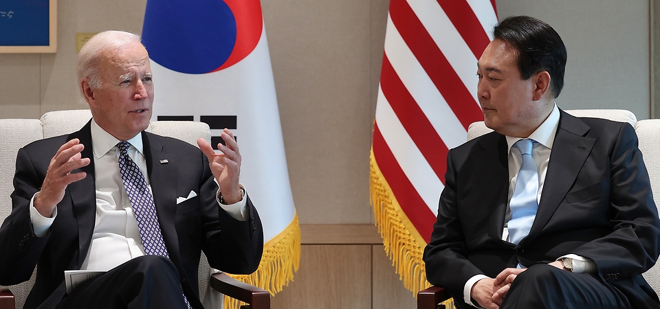 윤석열 대통령과 조 바이든 미국 대통령이 21일 서울 용산구 대통령실 청사 집무실에서 소인수 정상회담을 하고 있다.
