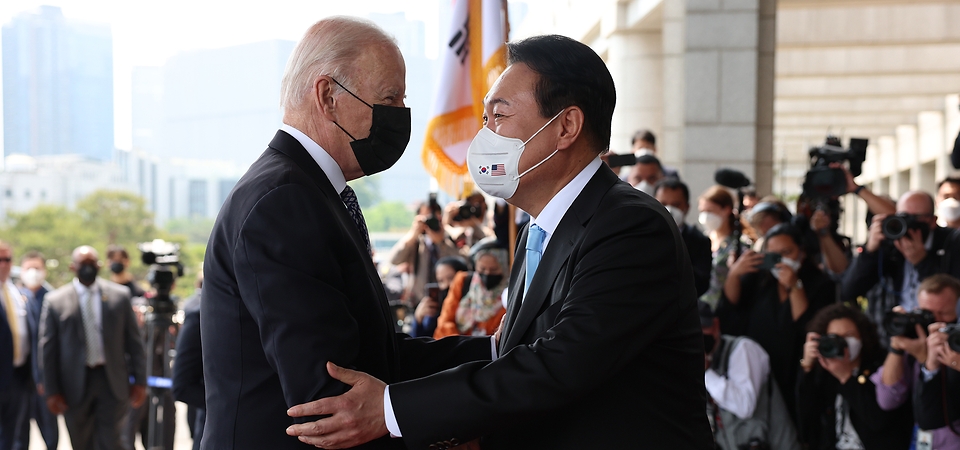 윤석열 대통령과 조 바이든 미국 대통령이 21일 서울 용산구 대통령실 청사에서 만나 인사를 나누고 있다.