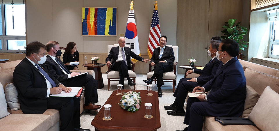 윤석열 대통령과 조 바이든 미국 대통령이 21일 서울 용산구 대통령실 청사 집무실에서 소인수 정상회담을 하고 있다.