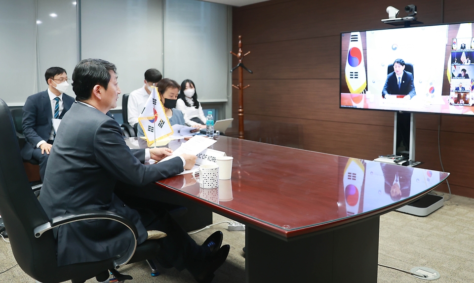 안덕근 산업통상자원부 통상교섭본부장이 23일 서울 중구 대한상공회의소 영상회의실에서 열린 ‘인도·태평양경제프레임워크(IPEF) 출범 장관회의’에서 IPEF 출범 의의와 향후 협의 절차 및 추진 방향 등을 논의하고 있다. 