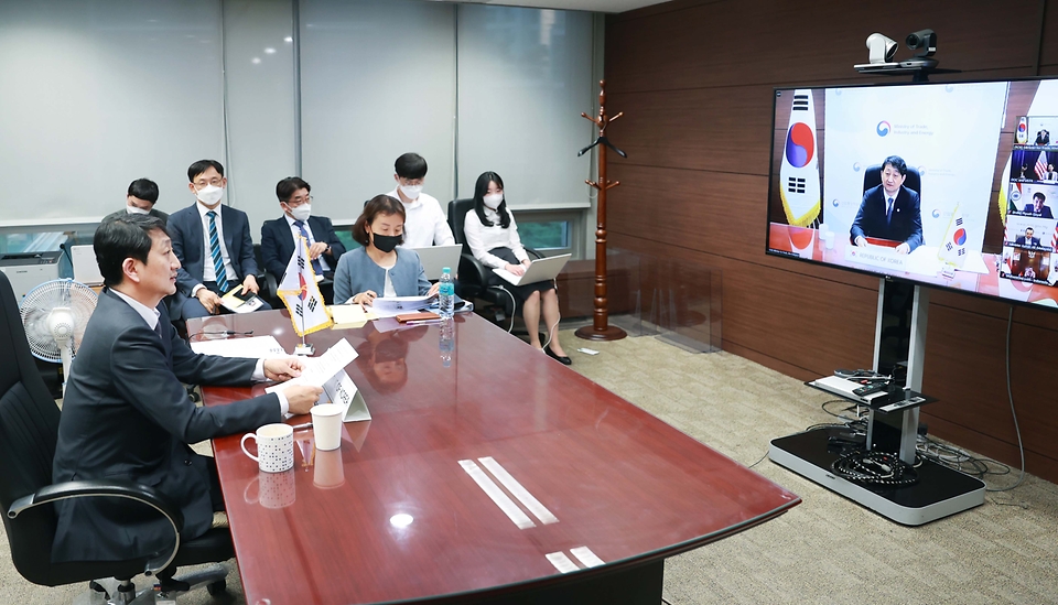 안덕근 산업통상자원부 통상교섭본부장이 23일 서울 중구 대한상공회의소 영상회의실에서 열린 ‘인도·태평양경제프레임워크(IPEF) 출범 장관회의’에서 IPEF 출범 의의와 향후 협의 절차 및 추진 방향 등을 논의하고 있다. 