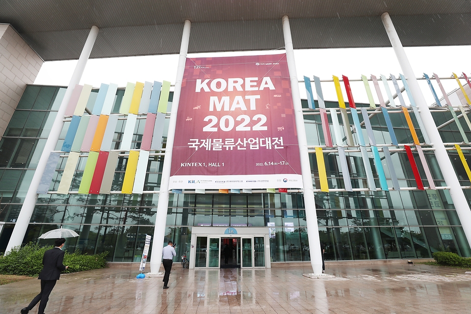 <p>15일 경기도 고양 킨텍스에서 열린 '국제물류산업대전'에서 관람객들이 물류 시스템을 둘러보고 있다. 이번 전시회는 국내 최대 규모의 물류 전시회로 물류설비 개발업체와 물류서비스 제공업체 등 134개 기업이 참가해 물류 로봇·드론, 콜드체인 시스템, 친환경 수소화물차 등 미래 물류 기술을 선보인다. </p>
<div><br></div>